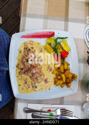 Pommes de terre frites et schnitzel avec sauce Banque D'Images