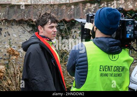 Winterbourne Abbas, Dorset, Royaume-Uni. 16th février 2022. Tom Daley OBE, médaillé d'or olympique, s'arrête pour faire une pause déjeuner à Winterbourne Abbas à Dorset le 3 jour de son concours de soulagement de Comic Enfer of a Homecoming Challenge, du parc olympique Queen Elizabeth de Stratford à sa ville natale de Plymouth à Devon. Sur cette jambe, il fait du vélo à 130 km de Southampton au château de Bovey sur Dartmoor à Devon. Crédit photo : Graham Hunt/Alamy Live News Banque D'Images