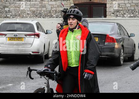 Winterbourne Abbas, Dorset, Royaume-Uni. 16th février 2022. Tom Daley OBE, médaillé d'or olympique, s'arrête pour faire une pause déjeuner à Winterbourne Abbas à Dorset le 3 jour de son concours de soulagement de Comic Enfer of a Homecoming Challenge, du parc olympique Queen Elizabeth de Stratford à sa ville natale de Plymouth à Devon. Sur cette jambe, il fait du vélo à 130 km de Southampton au château de Bovey sur Dartmoor à Devon. Crédit photo : Graham Hunt/Alamy Live News Banque D'Images