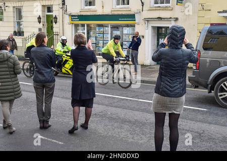 Dorchester, Dorset, Royaume-Uni. 16th février 2022. Tom Daley OBE, médaillé d'or olympique, est acclamé par les gens qui bordent la rue lorsqu'il traverse Dorchester à Dorset le 3 jour de son défi Comic relief Enfer of a Homecoming, depuis le parc olympique Queen Elizabeth de Stratford jusqu'à sa ville natale de Plymouth à Devon. Sur cette jambe, il fait du vélo à 130 km de Southampton au château de Bovey sur Dartmoor à Devon. Crédit photo : Graham Hunt/Alamy Live News Banque D'Images