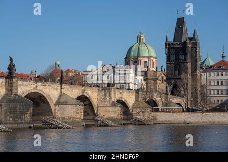 Pont Charles à Prague avec la tour du pont de la vieille ville et la coupole de l'église de t. François qui appartenait aux Chevaliers de la Croix avec l'étoile rouge. Banque D'Images