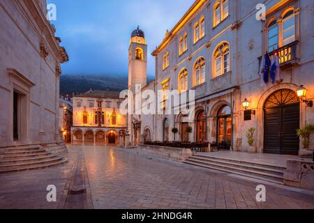 Dubrovnik, Croatie. Image de paysage urbain de belles rues romantiques de la vieille ville de Dubrovnik, Croatie à l'heure bleue du crépuscule. Banque D'Images