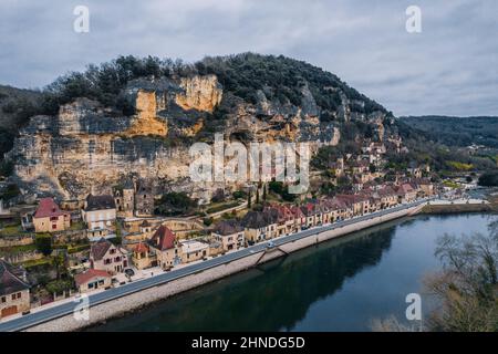 Vue aérienne d'un ancien village français et de son château sur la falaise, Rocamadour au crépuscule Banque D'Images
