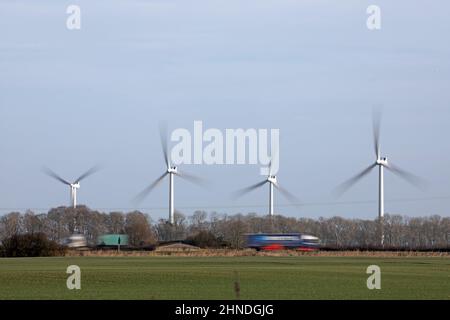 Peterborough, Royaume-Uni. 16th févr. 2022. Des éoliennes tournant dans les vents forts près de Thorney, Cambridgeshire, alors que Storm Dudley frappe le Royaume-Uni, le 16 février 2022. Crédit : Paul Marriott/Alay Live News Banque D'Images