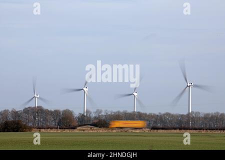 Peterborough, Royaume-Uni. 16th févr. 2022. Des éoliennes tournant dans les vents forts près de Thorney, Cambridgeshire, alors que Storm Dudley frappe le Royaume-Uni, le 16 février 2022. Crédit : Paul Marriott/Alay Live News Banque D'Images