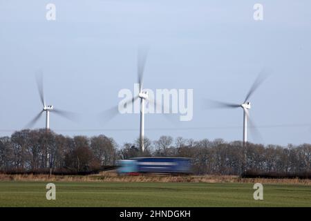 Peterborough, Royaume-Uni. 16th févr. 2022. Des éoliennes tournant dans les vents forts près de Thorney, Cambridgeshire, alors que Storm Dudley frappe le Royaume-Uni, le 16 février 2022. Crédit : Paul Marriott/Alay Live News Banque D'Images