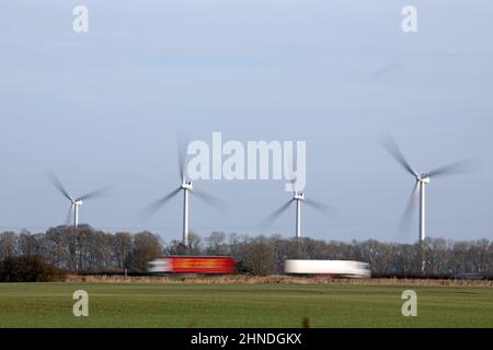 Peterborough, Royaume-Uni. 16th févr. 2022. Des éoliennes tournant dans les vents forts près de Thorney, Cambridgeshire, alors que Storm Dudley frappe le Royaume-Uni, le 16 février 2022. Crédit : Paul Marriott/Alay Live News Banque D'Images