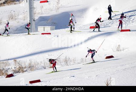 Zhangjiakou, province chinoise du Hebei. 16th févr. 2022. Les athlètes se disputent le relais de 4 x 6 km des femmes de biathlon au Centre national de biathlon de Zhangjiakou, dans la province de Hebei, dans le nord de la Chine, le 16 février 2022. Credit: Zhan Yan/Xinhua/Alay Live News Banque D'Images