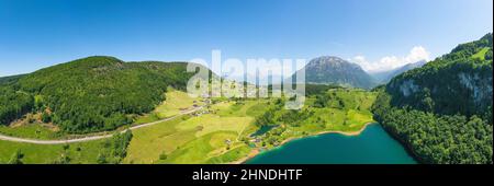 Le village de Seelisberg est situé sur la montagne de Brandegg (1108 m). Le Seelisberg est un lac situé au-dessous du village du canton d'Uri, en Suisse. Le lac Banque D'Images