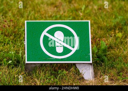 RIGA, LETTONIE. 7th août 2021. Pas de panneau de marche sur l'herbe dans le parc. Banque D'Images