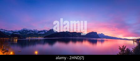 Panorama nocturne. Suisse. Coucher de soleil spectaculaire sur les montagnes et le lac de Lucerne. Banque D'Images