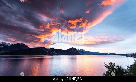 Coucher de soleil dynamique sur les montagnes et le lac. Suisse. Lucerne. Banque D'Images