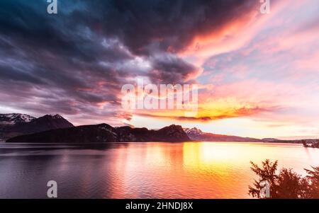 Coucher de soleil spectaculaire et lumineux sur les montagnes et le lac. Suisse. Lucerne. Banque D'Images