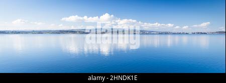 Lac Zug dans le centre de la Suisse. Les nuages se reflètent dans le lac d'eau. Au bord de l'eau est claire et voir le fond du lac. Banque D'Images