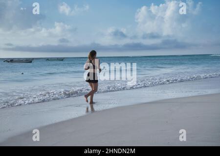 Jeune femme qui court sur la plage des Caraïbes le matin à Tulum, au Mexique Banque D'Images