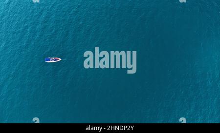 Photo de haut en bas de drone aérienne de bateau de vitesse ancré. Banque D'Images