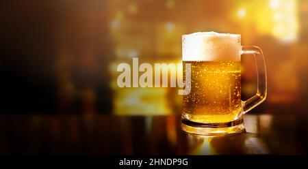 gobelet à bière en verre sur le comptoir du bar avec espace pour les copies Banque D'Images