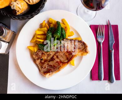 Steak de veau avec frites et poivre Banque D'Images