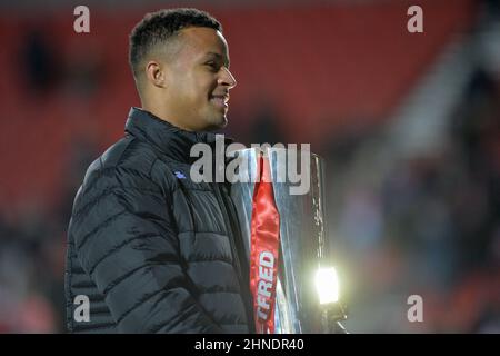 St. Helens, Angleterre - 10 février 2022 - Regan Grace de St Helens parades le trophée de la Super League pendant la mi-temps dans la Ligue de rugby Betfred Super League Round 1 St. Helens vs Catalan Dragons au stade Totally Wicked, St. Helens, UK Dean Williams Banque D'Images