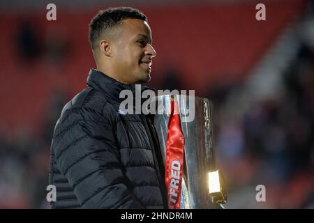 St. Helens, Angleterre - 10 février 2022 - Regan Grace de St Helens parades le trophée de la Super League pendant la mi-temps dans la Ligue de rugby Betfred Super League Round 1 St. Helens vs Catalan Dragons au stade Totally Wicked, St. Helens, UK Dean Williams Banque D'Images