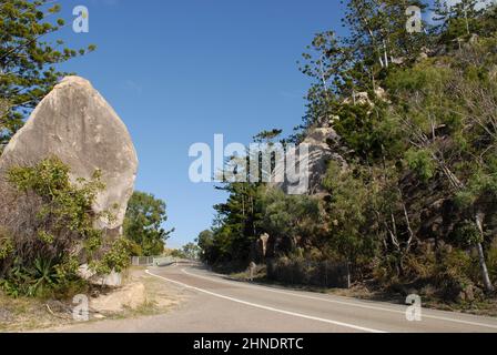 La route de Magnetic Island, avec ses rochers en granit, ses pins Hoop et ses eucalyptus, Queensland, Australie Banque D'Images