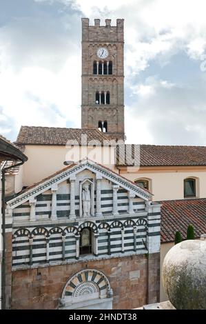 Altopascio, Lucca, Italie - 2015 mai 13 : Chiesa di san Jacopo Maggiore e dei SS. Egidio e Cristoforo (la façade médiévale). Banque D'Images