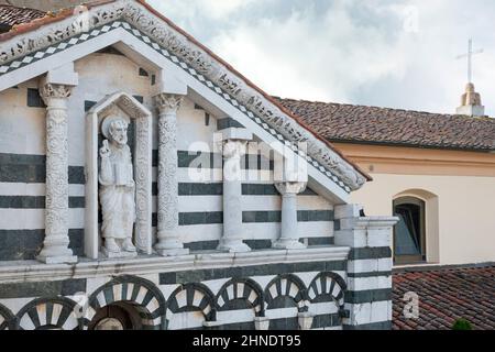 Altopascio, Lucca, Italie - 2015 mai 13 : Chiesa di san Jacopo Maggiore e dei SS. Egidio e Cristoforo (la façade médiévale). Banque D'Images