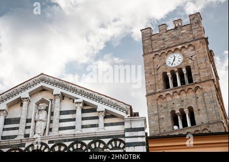 Altopascio, Lucca, Italie - 2015 mai 13 : Chiesa di san Jacopo Maggiore e dei SS. Egidio e Cristoforo (la façade médiévale et le clocher). Banque D'Images