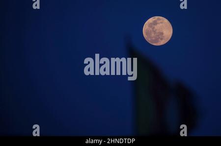 Katmandou, Bagmati, Népal. 16th févr. 2022. La pleine lune s'élève sur le ciel de la ville de Katmandou au Népal le 16 février 2022. (Image de crédit : © Sunil Sharma/ZUMA Press Wire) Banque D'Images