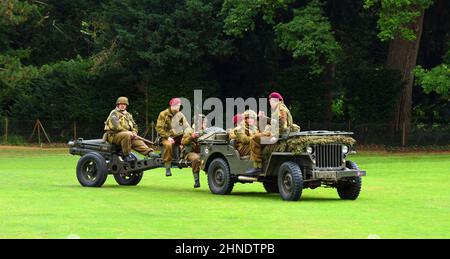 Jeep de la guerre mondiale 2 tire un canon de campagne avec des hommes vêtus de soldats britanniques de la guerre mondiale 2 en bérets rouges. Banque D'Images