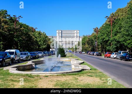 Bucarest, Roumanie, 4 septembre 2021 : fontaine décorative dans la rue près du Palais du Parlement ou de la Maison du peuple (Casa Poporului) dans la Constitution Banque D'Images