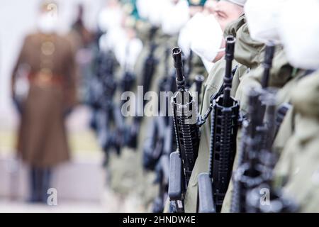 Soldat lituanien de l'OTAN tenant une arme. L'Organisation du Traité de l'Atlantique Nord, également appelée Alliance de l'Atlantique Nord, est une organisation militaire intergouvernementale Banque D'Images