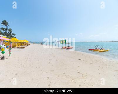 Muro Alto plage, paysage de la célèbre plage avec les eaux calmes de Porto de Galinhas destination, ville d'Ipojuca, Brésil. Destination touristique de la plage sur t Banque D'Images