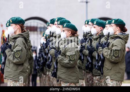 Soldat lituanien de l'OTAN tenant une arme. L'Organisation du Traité de l'Atlantique Nord. Conflit entre l'Ukraine et la Russie. Banque D'Images