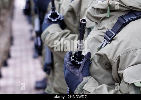 Soldat lituanien de l'OTAN tenant une arme. Gros plan d'un soldat tenant une arme. Conflit entre l'Ukraine et la Russie. Banque D'Images