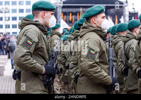 Soldat lituanien de l'OTAN tenant une arme. Conflit entre l'Ukraine et la Russie. Banque D'Images