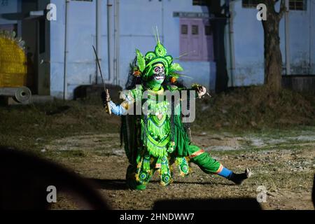 Purulia, colline d'Ayodhya, Bengale-Occidental, Inde - 14th décembre 2021 : une représentation de la danse chau portant le masque chau Banque D'Images