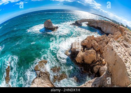 Gros plan incliné de la côte rocheuse près d'Agia Napa, Chypre, avec arche de pierre naturelle. Banque D'Images