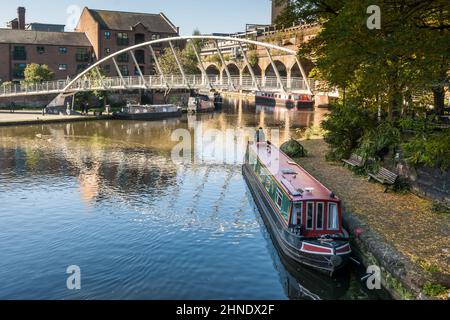 Bateau étroit amarré dans le bassin de Castlefield sur là canal Bridgewater à Manchester Banque D'Images