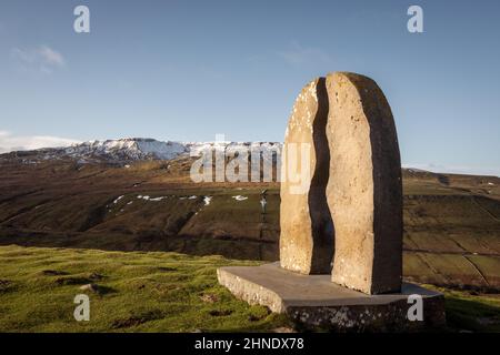 Sculpture de coupe d'eau sur le Bridleway de Pennine au-dessus de la vallée de Mallerstang avec Wild Boar est tombé au loin Banque D'Images