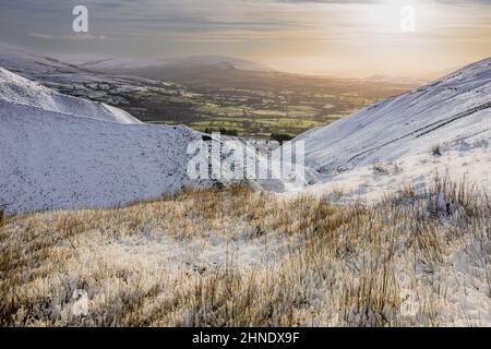 Vue d'hiver depuis le dessus d'Ashbeck Gill dans les Howgills enneigés Banque D'Images