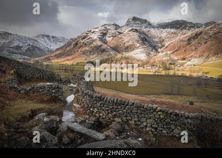 Langdale Pikes en hiver, vue de l'autre côté de la vallée depuis la Cumbria Way Banque D'Images