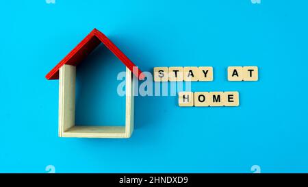 Restez à la maison. En restant à la maison, le coronavirus peut être arrêté de se propager. Attention sélective sur la maison. Banque D'Images