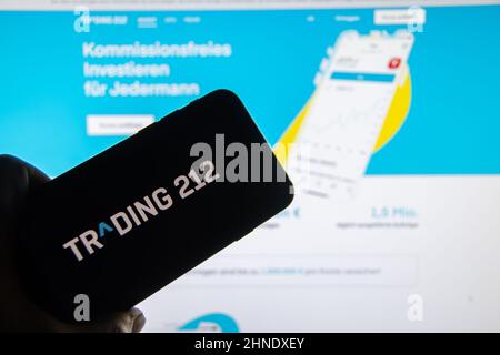 Rheinbach, Allemagne 15 février 2022, le logo de la marque « Trading212 » sur un écran de smartphone devant le site Web (en particulier le logo de la marque) Banque D'Images