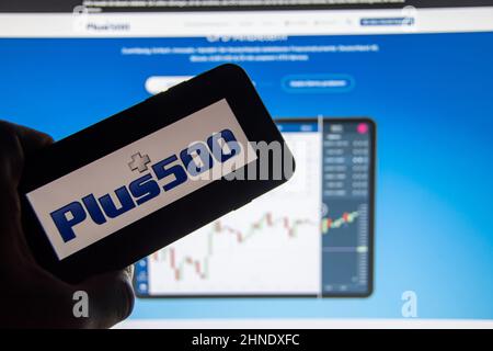 Rheinbach, Allemagne 15 février 2022, le logo de la marque « Plus500 » sur l'écran d'un smartphone devant le site Web (en particulier le logo de la marque) Banque D'Images