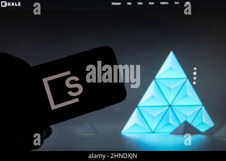 Rheinbach, Allemagne 15 février 2022, le logo de la crypto-monnaie 'Shale' sur l'affichage d'un smartphone devant le site (Focus sur le logo) Banque D'Images