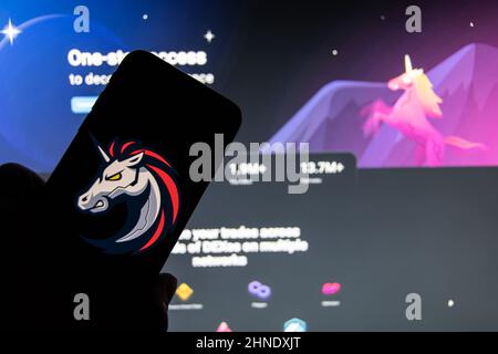 Rheinbach, Allemagne 15 février 2022, le logo de la crypto-monnaie '1inch' sur l'affichage d'un smartphone en face du site (se concentrer sur le journal Banque D'Images