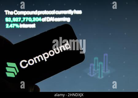 Rheinbach, Allemagne 15 février 2022, le logo de la crypto-monnaie « Compound » sur l'affichage d'un smartphone devant le site Banque D'Images