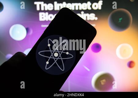 Rheinbach, Allemagne 15 février 2022, le logo de la crypto-monnaie 'Cosmos' sur l'affichage d'un smartphone devant le site Banque D'Images