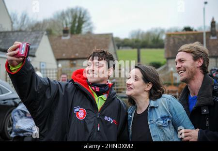 Winterbourne Abbas, Dorset, Royaume-Uni. 16th février 2022. Tom Daley, médaillé d'or olympique, pose pour selfies le 3 jour de son concours Comic relief Enfer of a Homecoming Challenge, du parc olympique Queen Elizabeth de Londres à sa ville natale de Plymouth à Devon. Sur cette jambe, il fait du vélo à 130 km de Southampton au château de Bovey sur Dartmoor à Devon. Credit: David Partridge / Alamy Live News Banque D'Images